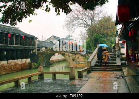 Zhouzhuang, l'un des plus célèbres des cantons de l'eau en Chine, est situé dans la région de Kunshan City qui est à seulement 18 miles au sud-est de Suzhou. Banque D'Images