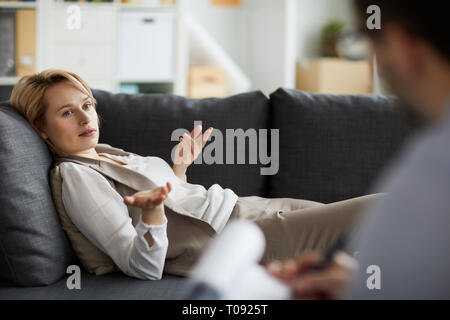 Woman on couch Banque D'Images