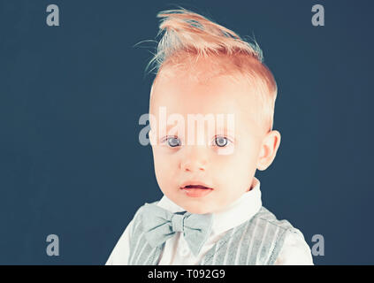 Coupe de cheveux, toujours dans le style. Petit enfant avec haut coupe de cheveux. Garçon enfant avec des cheveux blonds. Petit enfant avec coupe courte. En bonne santé Banque D'Images