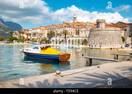 Belle vue sur la ville historique de Korcula sur une belle journée ensoleillée avec ciel bleu et nuages en été, l'île de Korcula, Dalmatie, Croatie Banque D'Images
