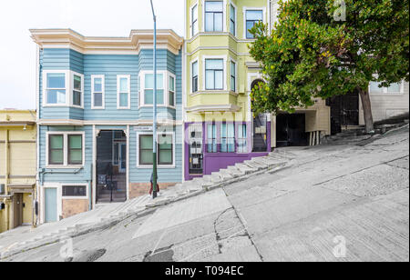 Scène urbaine classique historique de bâtiments colorés le long d'une des rues les plus San Francisco près de Telegraph Hill quartier résidentiel Banque D'Images