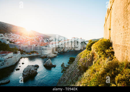 Belle vue panoramique de la ville historique de Dubrovnik, dans la belle lumière du matin au lever du soleil d'or, la Dalmatie, Croatie Banque D'Images