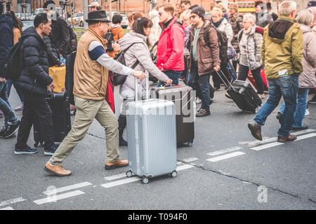 Berlin, Allemagne - mars 2019 : les gens du voyage avec une assurance crossing street près de la gare (Hauptbahnhof) à Berlin, Allemagne Banque D'Images
