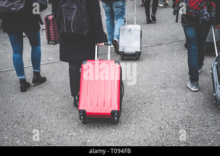 Les touristes de groupe avec le matériel roulant / valise trolley - travel concept Banque D'Images