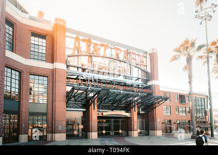 Vue panoramique de la ville historique de AT&T Park baseball park, stade des San Francisco Giants baseball professionnel franchise, sur une belle journée ensoleillée avec blu Banque D'Images