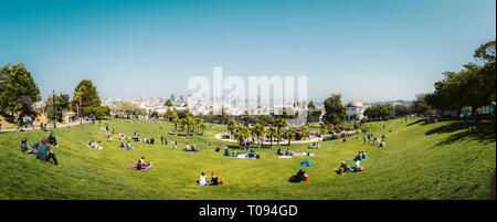 Vue panoramique de personnes bénéficiant du beau temps sur une belle journée avec un ciel bleu à l'horizon de San Francisco en arrière-plan, USA Banque D'Images