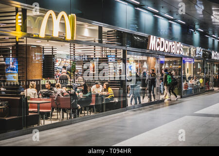 Berlin, Allemagne - mars 2019 : Les gens de manger au McDonalds / McCafe restaurant à l'intérieur de train stration (Berlin Hauptbahnhof) Banque D'Images