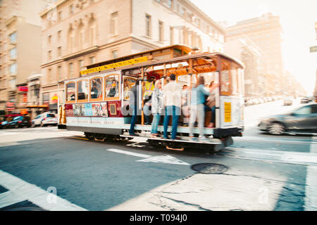 5 septembre 2016 - SAN FRANCISCO cable car Powell-Hyde traditionnels : équitation dans le centre de San Francisco dans la belle lumière du soir au coucher du soleil d'or, Cali Banque D'Images