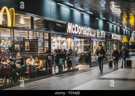 Berlin, Allemagne - mars 2019 : Les gens de manger au McDonalds / McCafe restaurant à l'intérieur de train stration (Berlin Hauptbahnhof) Banque D'Images