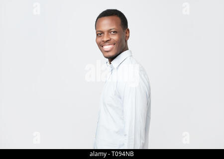 Rire beau jeune homme africain en shirt smiling confiant Banque D'Images