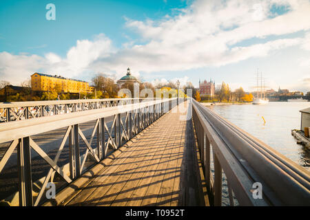 Vue panoramique du pont Skeppsholmen famou dans le centre de Stockholm dans la belle lumière du soir au coucher du soleil d'or, de la Suède, Scandinavie Banque D'Images