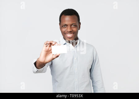 Happy handsome professional african american businessman showing carte nom de client. Banque D'Images