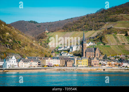 Belle vue sur la ville historique de Lorchhausen avec célèbre Rhin sur une journée ensoleillée avec ciel bleu au printemps, Rheinland-Pfalz, Allemagne Banque D'Images