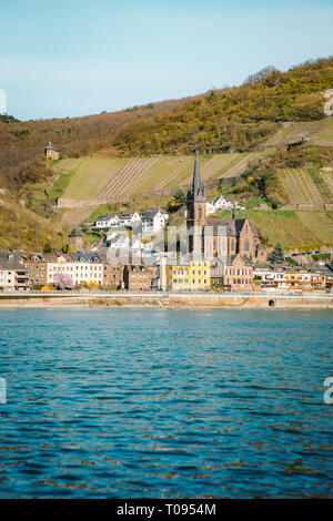 Belle vue sur la ville historique de Lorchhausen avec célèbre Rhin sur une journée ensoleillée avec ciel bleu au printemps, Rheinland-Pfalz, Allemagne Banque D'Images