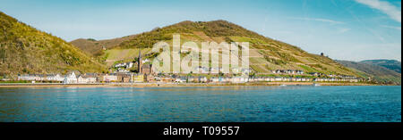 Belle vue sur la ville historique de Lorchhausen avec célèbre Rhin sur une journée ensoleillée avec ciel bleu au printemps, Rheinland-Pfalz, Allemagne Banque D'Images