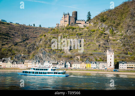 Belle vue sur la ville historique de Saint Goarshausen avec célèbre Rhin sur une journée ensoleillée avec ciel bleu au printemps, Rheinland-Pfalz, Allemagne Banque D'Images