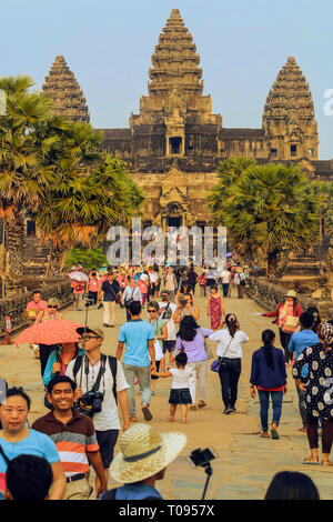 Foules touristiques sur l'entrée de pont-jetée de grès célèbre 12thC Angkor Wat temple complexe, 7e merveille du monde, Angkor, Siem Reap, Cambodge. Banque D'Images