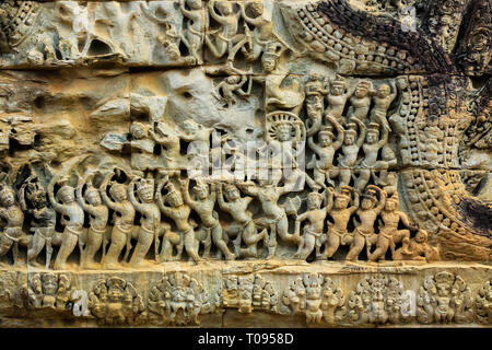 Bas-relief du dieu hindou Rama sur char avec son armée singe Vanaras à Angkor Wat temple bouddhiste ; Angkor, Siem Reap, Cambodge. Banque D'Images