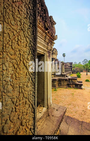 Le barattage de l'océan de lait galerie dans le sud-est de la célèbre 12thC Angkor Wat temple bouddhiste ; Angkor, Siem Reap, Cambodge. Banque D'Images