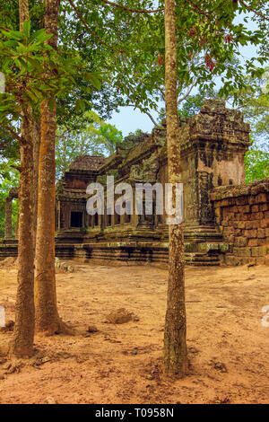 Dans le bâtiment en ruines khmers extra-limite est mur de la célèbre 12thC Angkor Wat temple bouddhiste ; Angkor, Siem Reap, Cambodge. Banque D'Images
