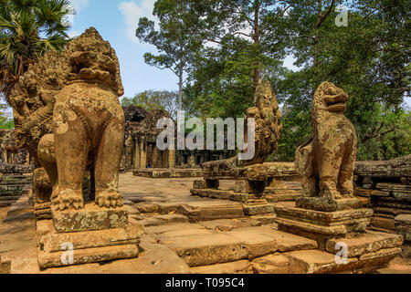 Les lions gardien & 7 serpent dirigé par les statues de naga causeway au 12thC temple Banteay Kdei. Angkor, Siem Reap, Cambodge. Banque D'Images