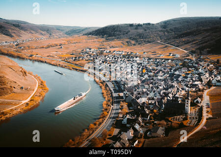 Vue panoramique sur la célèbre navire de Moselle à Moselschleife avec la ville historique de Bremm sur une belle journée ensoleillée avec ciel bleu au printemps, Banque D'Images