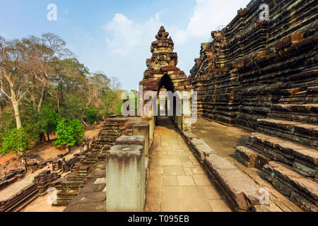 Une terrasse supérieure de la restauré 11thC Baphuon temple pyramide à Angkor Thom Khmers fortifiée ville ; Angkor, Siem Reap, Cambodge. Banque D'Images