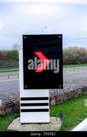 Tableau de bord électronique avec flèche rouge pointeur sur station d'essence. Affichage numérique on city street Banque D'Images