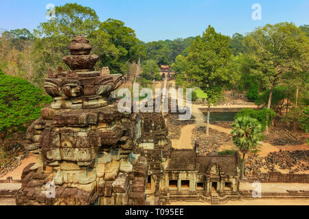 Voir à l'est de la terrasse supérieure de 11thC restauré temple pyramide du Baphuon à Angkor Thom, ville fortifiée, Angkor, Siem Reap, Cambodge. Banque D'Images