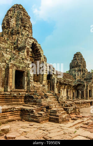 Galerie intérieure de l'ouest de tours et 4 des 216 visages sculptés au temple Bayon à Angkor Thom, ville fortifiée, Angkor, Siem Reap, Cambodge Banque D'Images