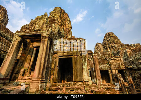 Galerie intérieure ouest towers & certaines des 216 visages sculptés au temple Bayon à Angkor Thom, ville fortifiée, Angkor, Siem Reap, Cambodge Banque D'Images