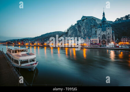 Ville historique de Dinant avec pittoresque rivière Meuse en beau crépuscule du soir la lumière en cours d'heure bleue, au crépuscule, en province de Namur, Wallonie, Belgique Banque D'Images