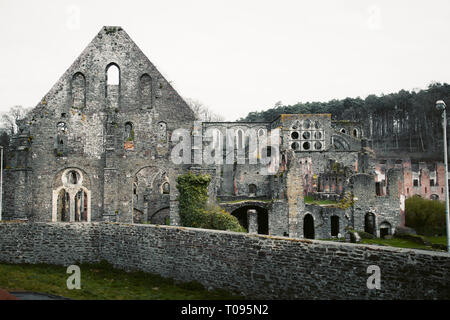 Belle vue de la célèbre Abbaye de Villers, un monastère cistercien fondé en 1146, la région du Brabant Wallon, Belgique Banque D'Images