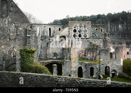 Belle vue de la célèbre Abbaye de Villers, un monastère cistercien fondé en 1146, la région du Brabant Wallon, Belgique Banque D'Images