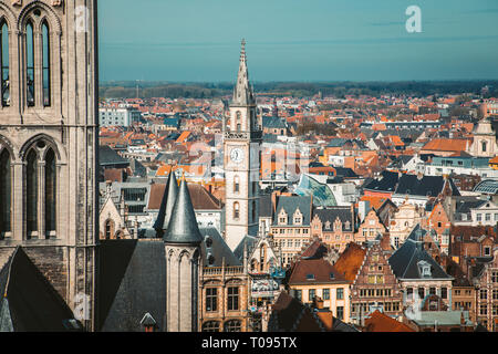 Vue panoramique aérienne de la ville historique de Gand sur une belle journée ensoleillée avec ciel bleu et nuages en été, province de Flandre orientale, Belgique Banque D'Images