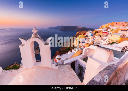 Santorin, Grèce. Le pittoresque village d'Oia au lever du soleil. Banque D'Images