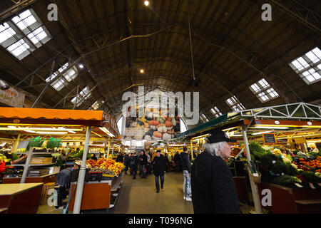 RIGA, Lettonie - Mars 16, 2019 : marché central de Riga, pavillon d'épicerie les gens achètent des aliments - ex-hangars de zeppelin - Rigas Centraltirgus Banque D'Images