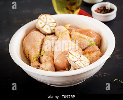 Cuisses de poulet mariné cru brut, pilons pour la cuisine sur tableau noir. La cuisine asiatique. Banque D'Images