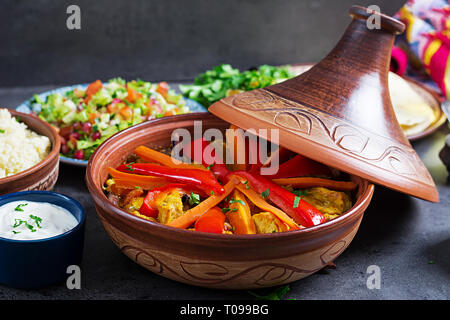 La cuisine marocaine. Tajine, couscous plats traditionnels et salade fraîche sur table en bois rustique. Tajine de poulet et légumes. Une cuisine arabe. Banque D'Images