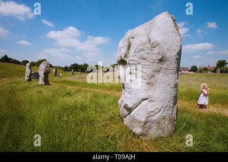 L'Europe, Royaume-Uni, Angleterre, dans le Wiltshire, Avebury Stone Circle. Tout en étant l'enfant dans un cercle de pierres avec un village en son centre. M. Banque D'Images