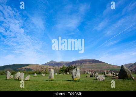 Grande-bretagne, Parc National de Lake District. Cercle de pierres de Castlerigg avec Skiddaw mountain derrière. Banque D'Images