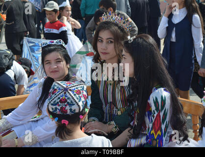 Portrait de jeunes filles en costume national et coiffure à la célébration de Norouz en Ouzbékistan Banque D'Images