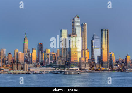 Le Hudson Yards à utilisation mixte de développement immobilier et d'autres bâtiments sur le côté ouest de Manhattan à New York City au crépuscule. Banque D'Images