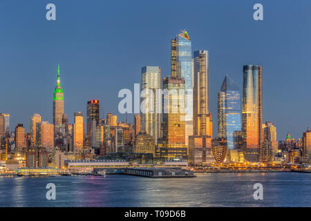 Le Hudson Yards à utilisation mixte de développement immobilier et d'autres bâtiments sur le côté ouest de Manhattan à New York City au crépuscule. Banque D'Images