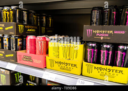 Monster energy drinks à vendre dans un supermarché, au Royaume-Uni. Banque D'Images