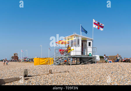 Les sauveteurs RNLI cabane sur la plage en été dans la région de Littlehampton, West Sussex, Angleterre, Royaume-Uni. Banque D'Images