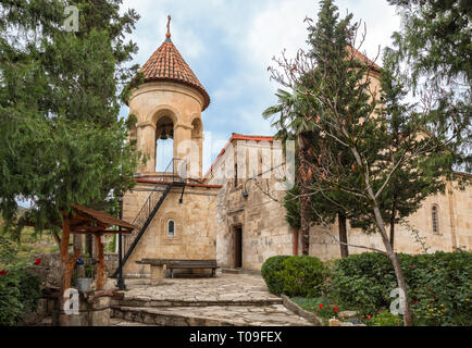 Clocher et bien dans le monastère de Motsameta ou au monastère des Saints Martyrs David et Constantin près de Kutaisi, Géorgie Banque D'Images