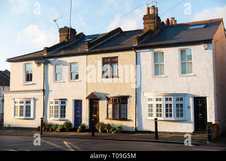 Rangée de maisons mitoyennes de style victorien composé de quatre maisons avec des portes avant, lors d'une journée ensoleillée avec soleil et ciel bleu. Twickenham, London. UK. (107) Banque D'Images