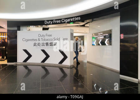 Des cigarettes à vendre dans une salle de départ d'une boutique. North Terminal, Gatwick airport. Londres. En vertu de la loi britannique la cigarette ne peut réellement être à l'affiche. Angleterre (104) Banque D'Images