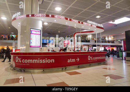 Bureau de change bureau fonctionnait par Moneycorp ; North Terminal, Gatwick airport. Londres. UK. (104) Banque D'Images